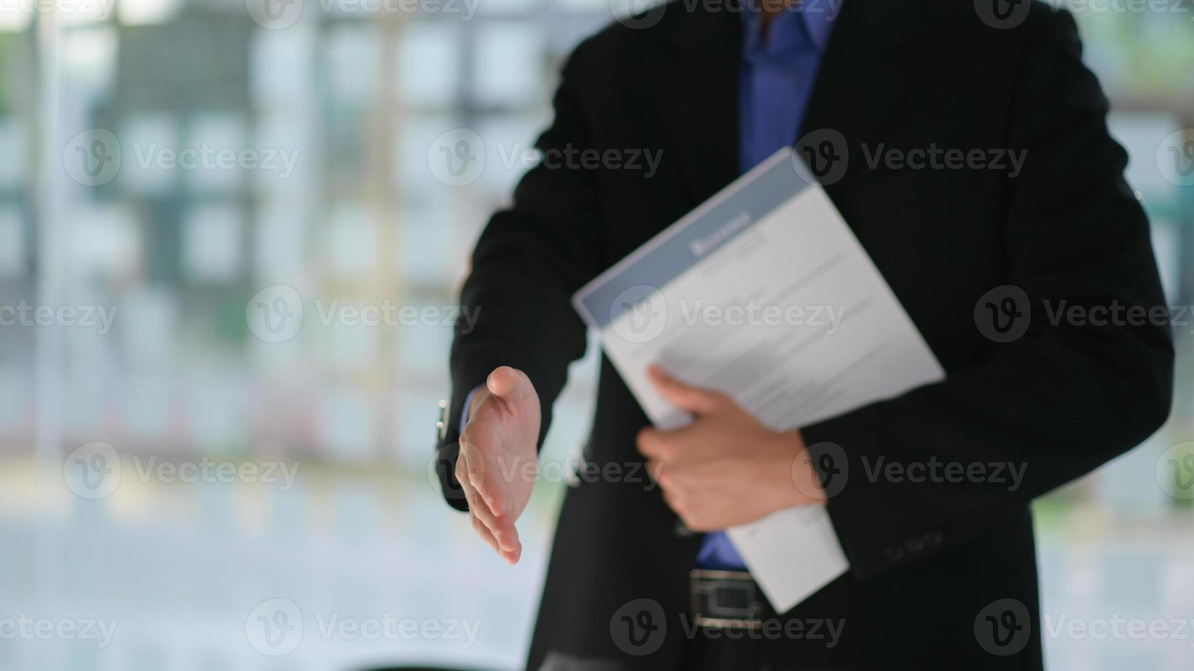 parceiros de negócios dão as mãos para se juntar ao projeto. foto