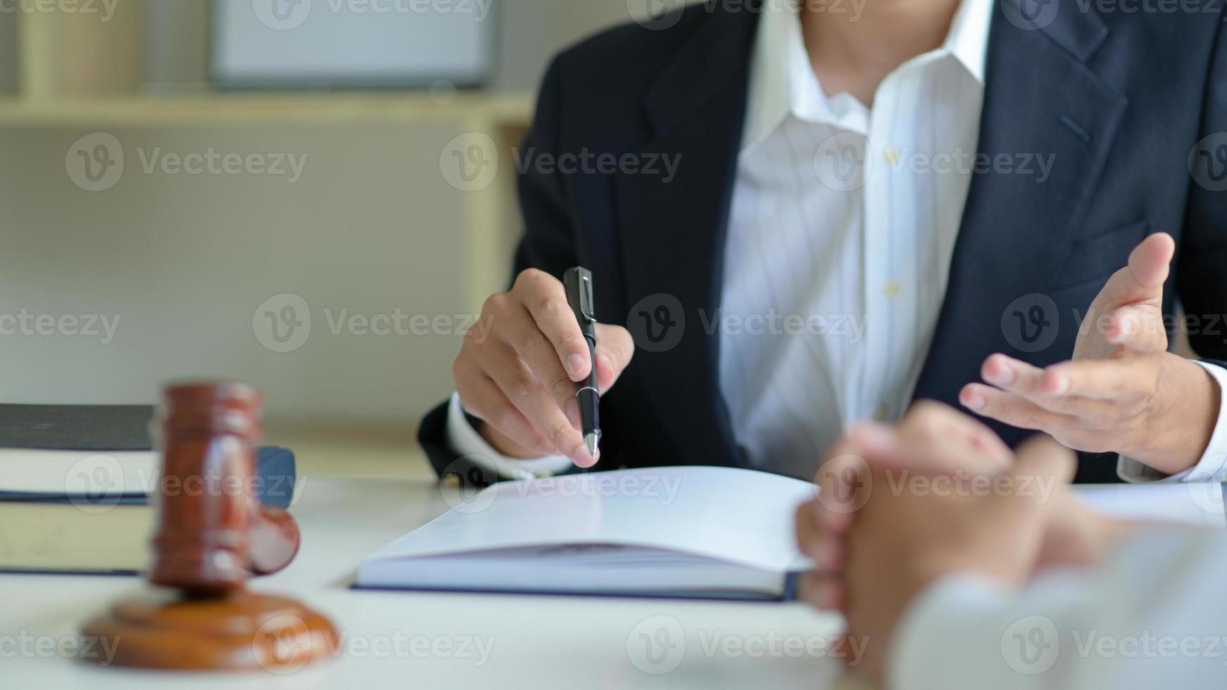 o advogado está prestando consultoria jurídica. foto