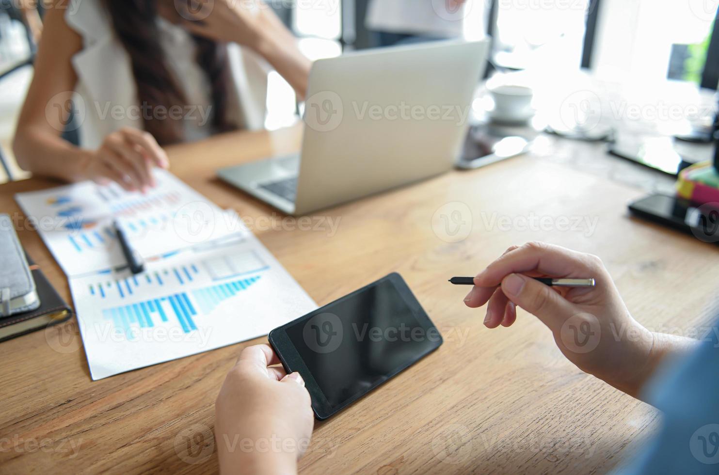 mão de uma mulher de negócios está usando um telefone celular para encontrar informações. foto