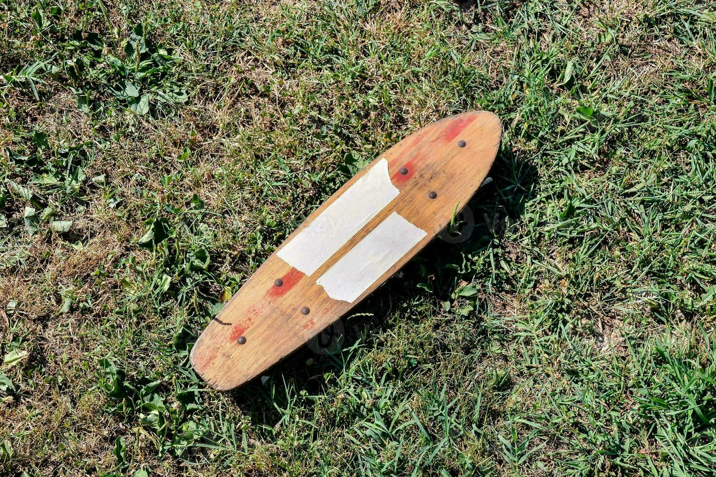 uma de madeira skate em a Relva foto