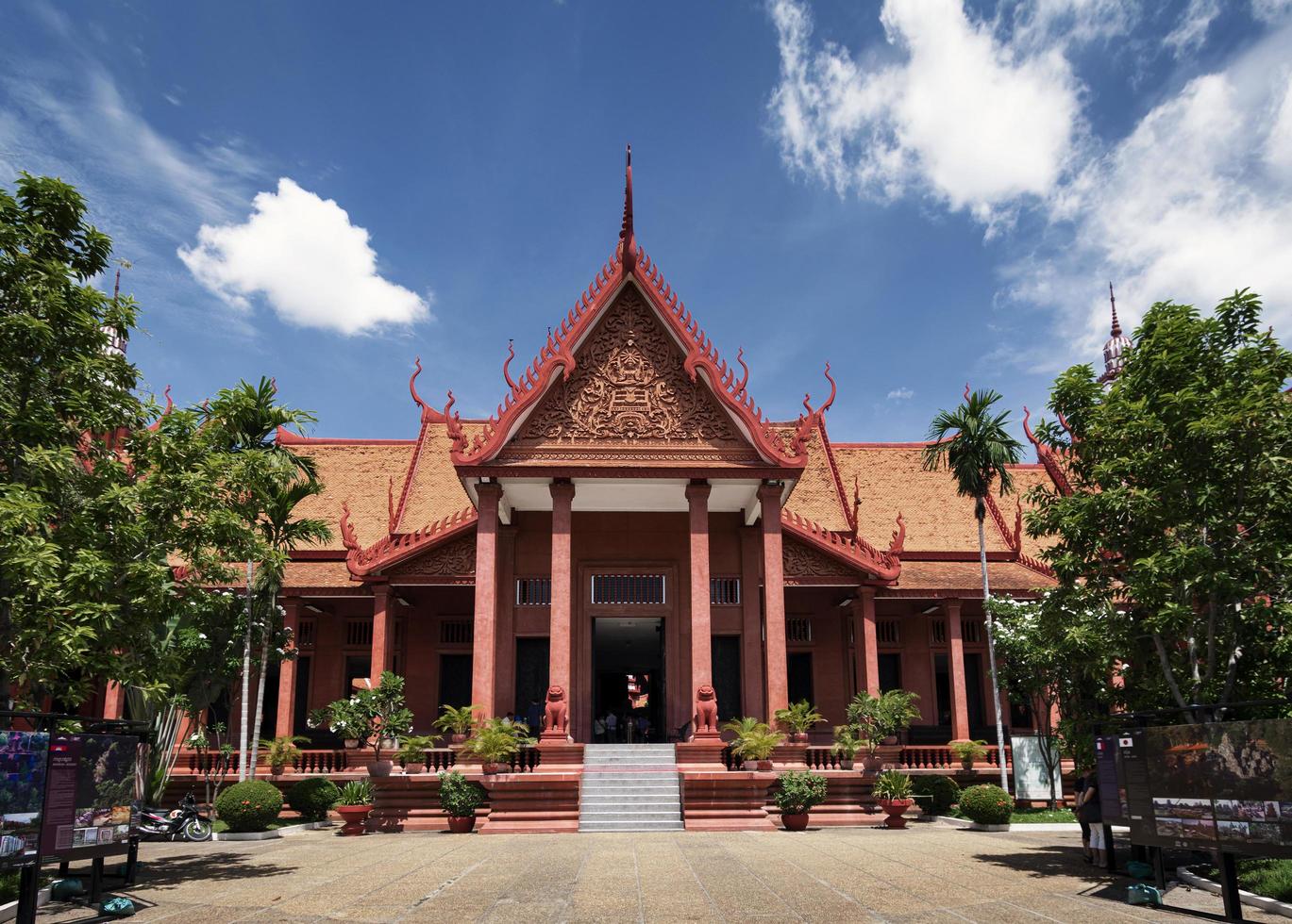 exterior de edifício histórico do museu nacional na cidade de phnom penh, camboja foto