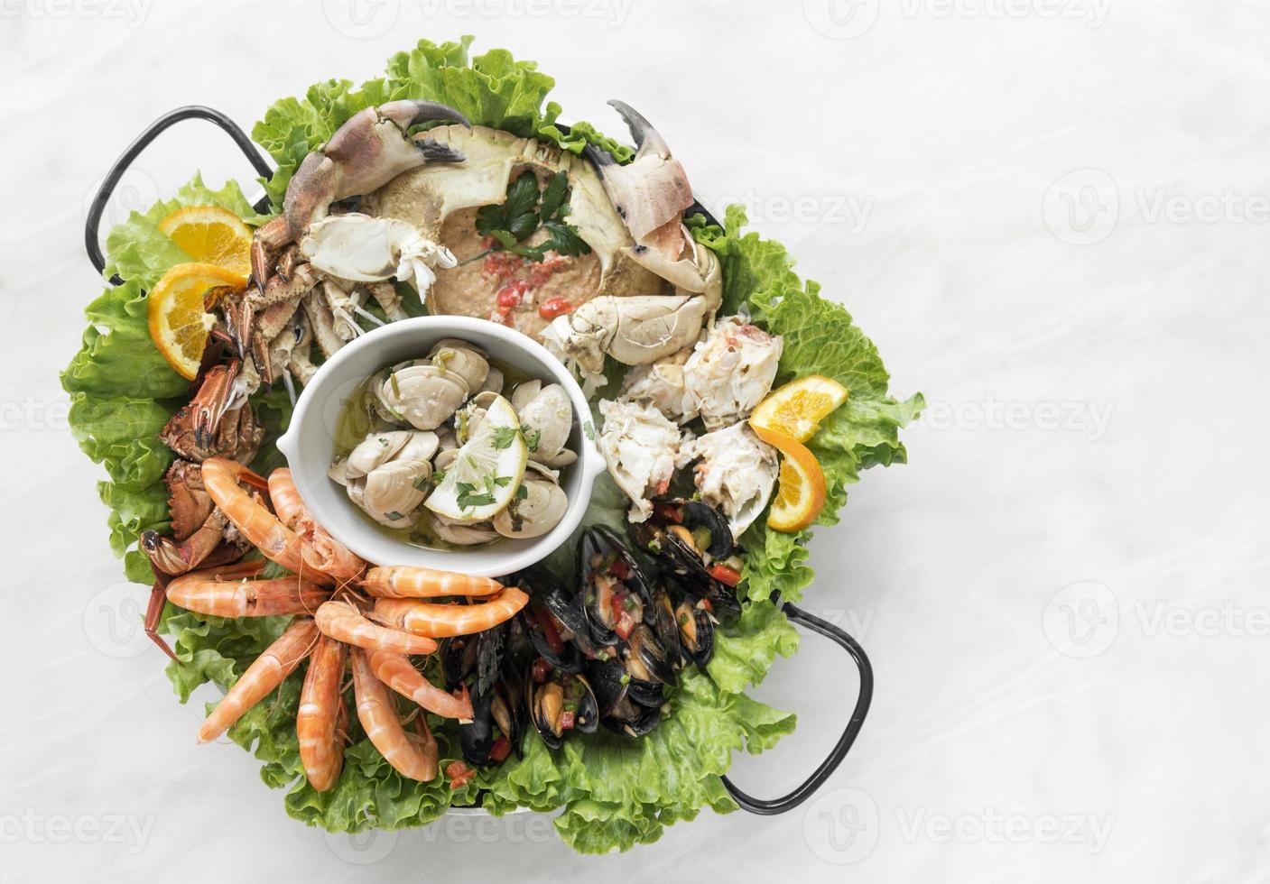 prato gourmet misto de frutos do mar frescos na mesa de restaurante espanhol foto