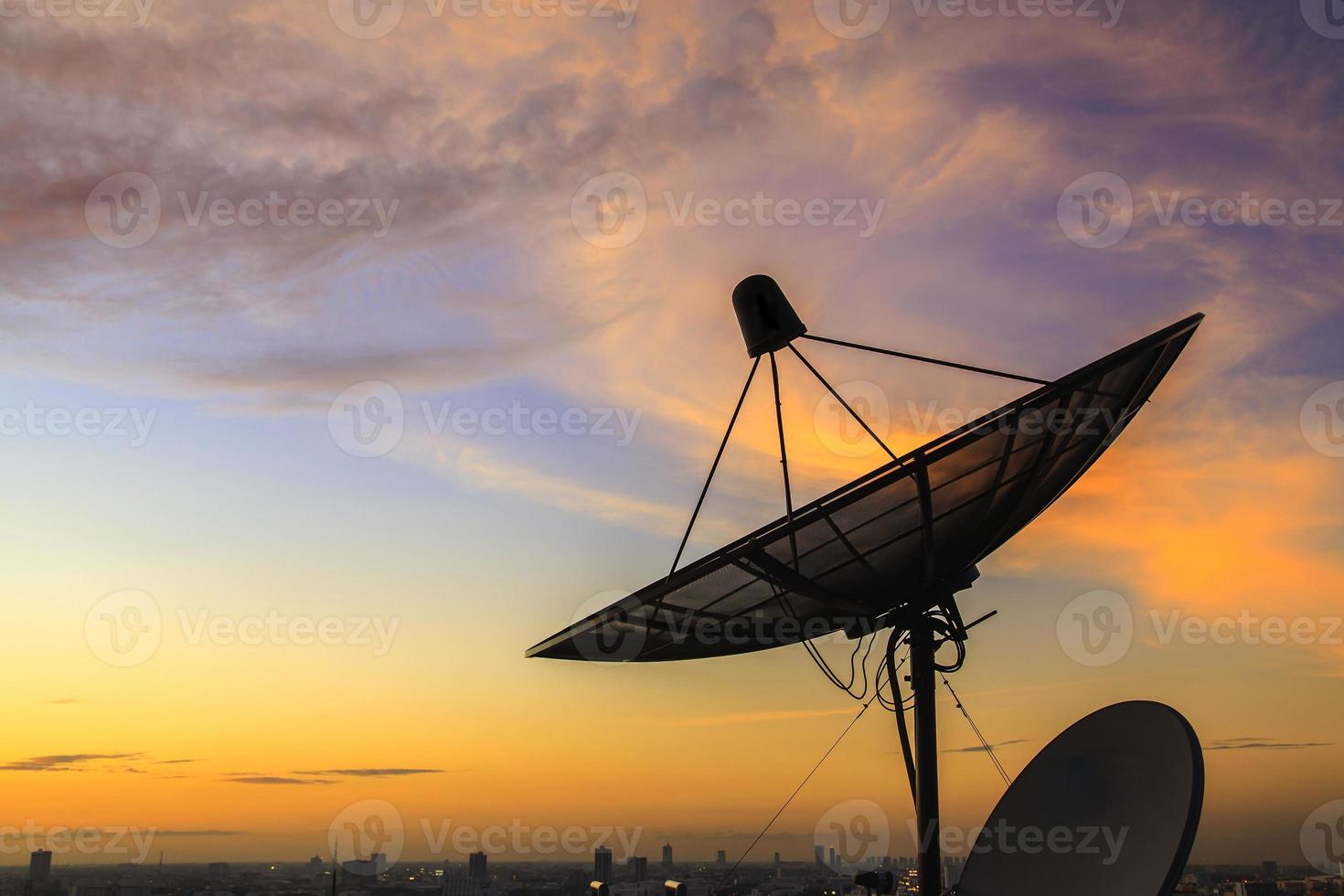 silhueta de uma antena parabólica ao pôr do sol foto