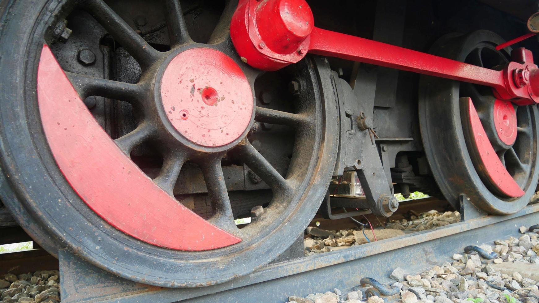 close up da velha roda da locomotiva repintada foto
