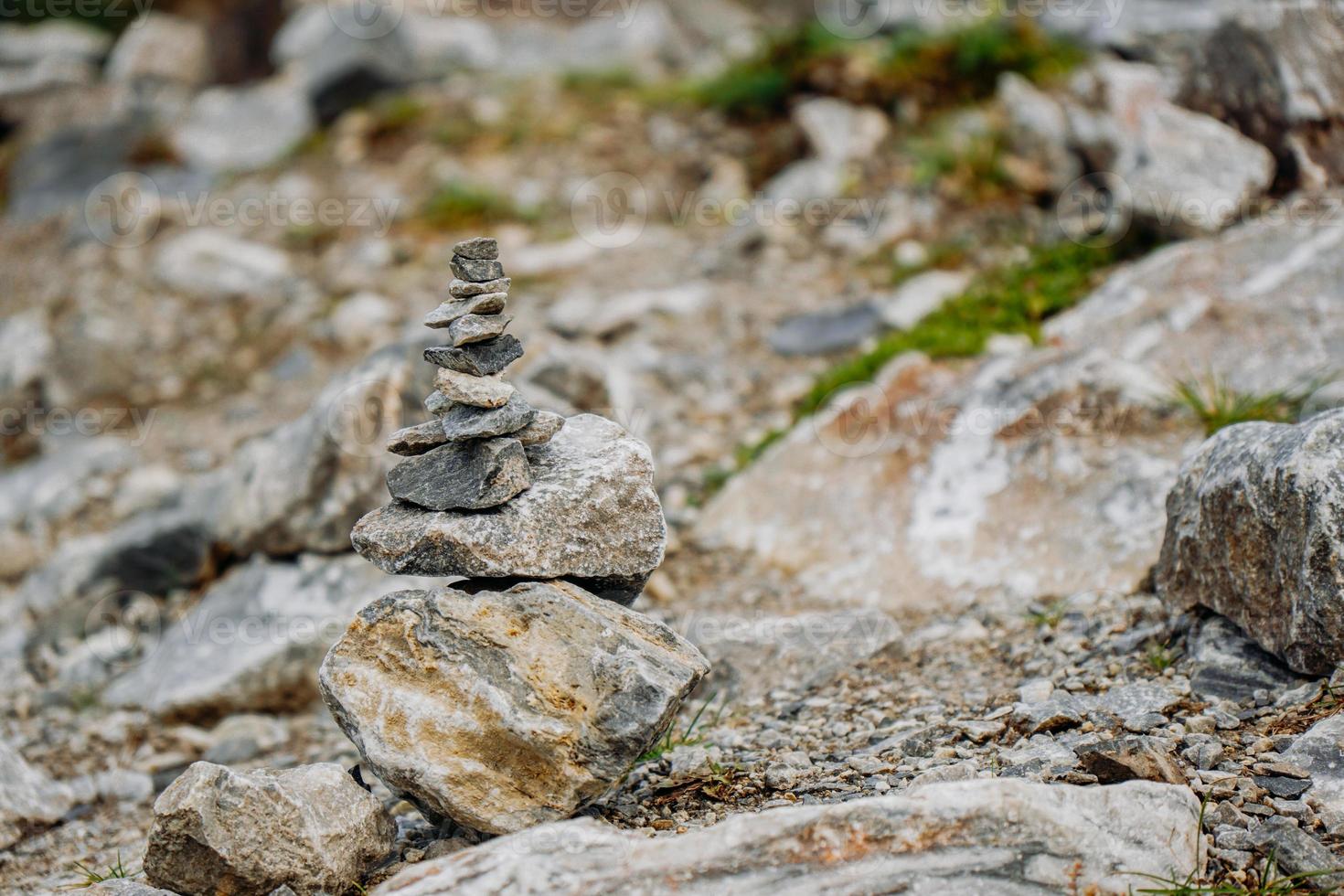 muitos montes de pedras na antiga pedreira de mármore em ruskeala, carélia, rússia foto