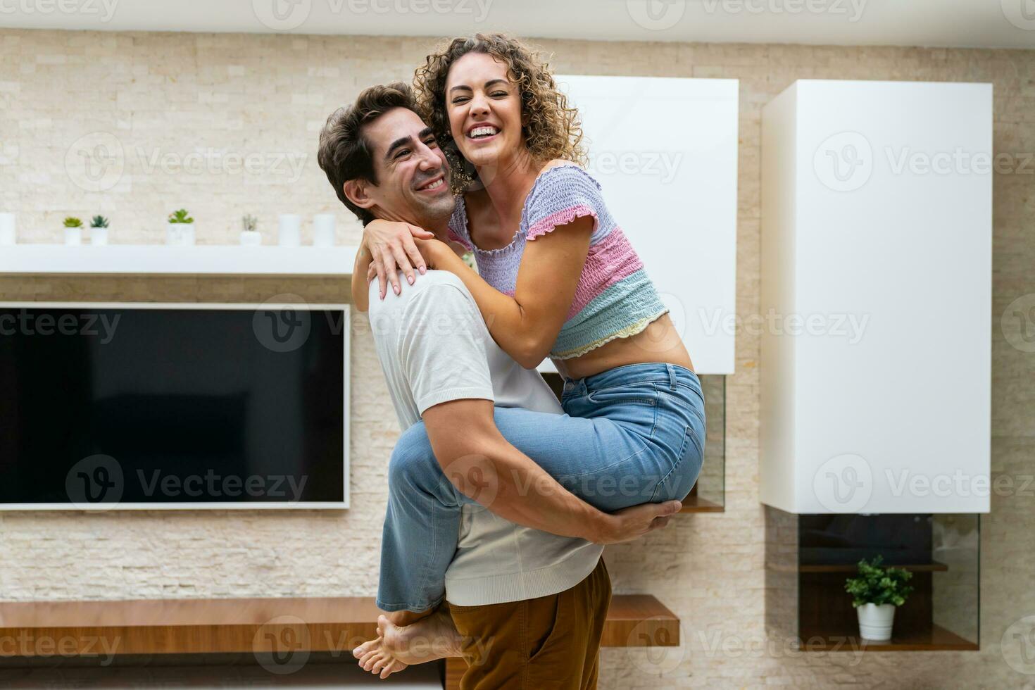 sorridente casal abraçando dentro moderno apartamento às casa foto