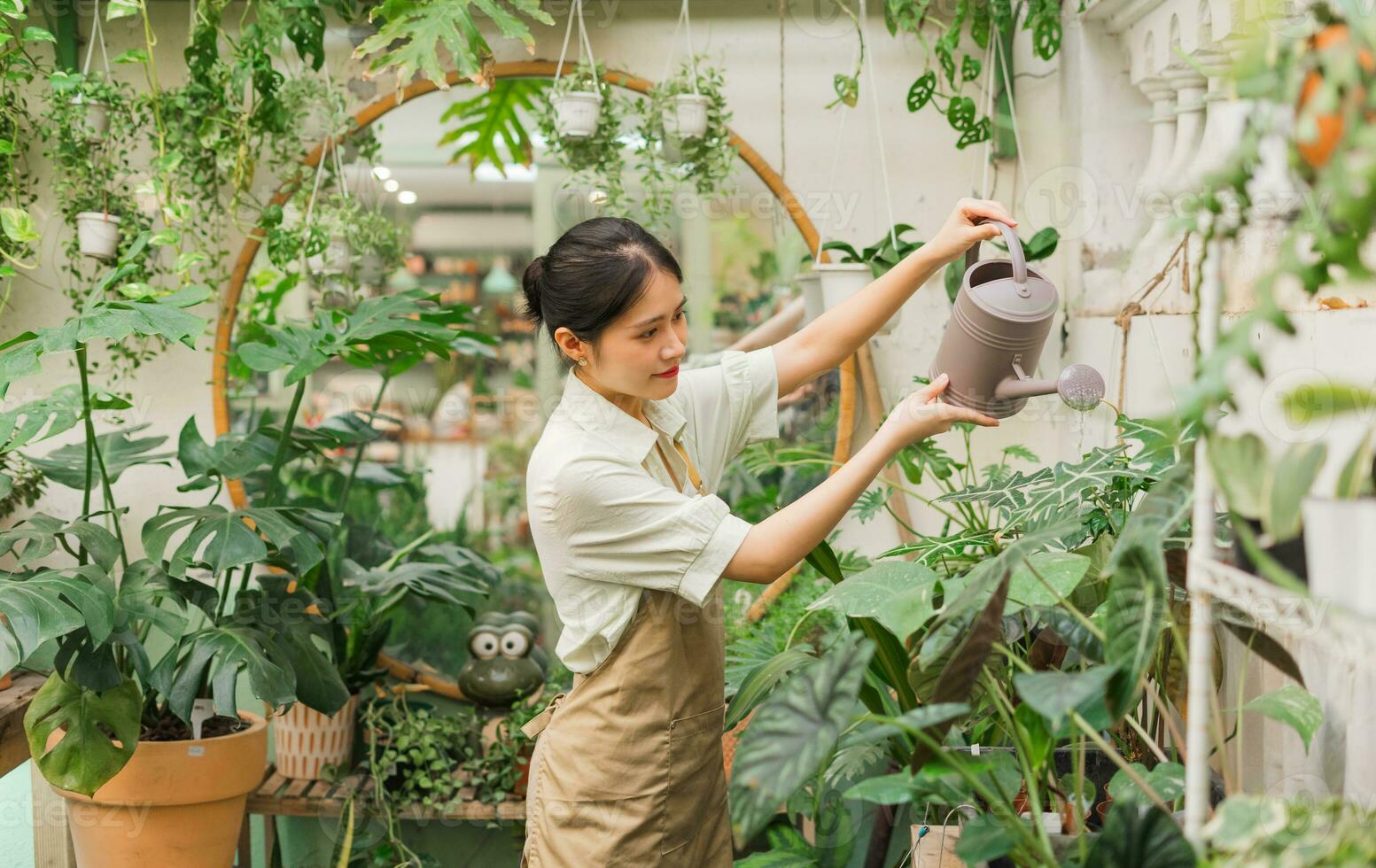 retrato do ásia mulher trabalhando dentro uma plantar fazer compras foto