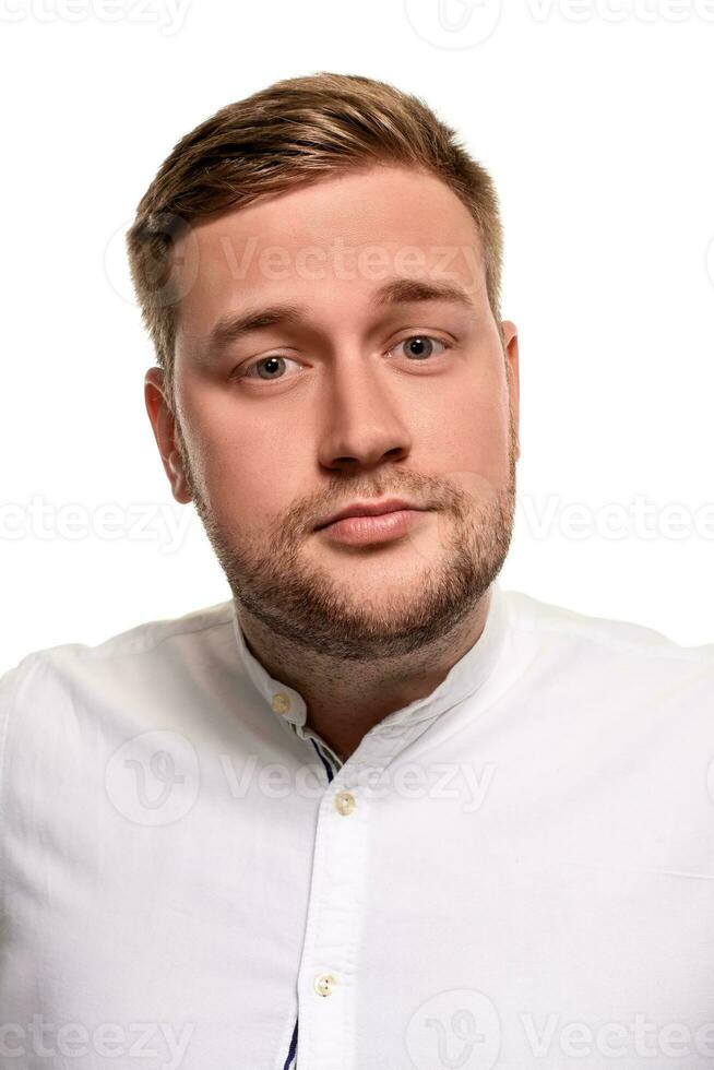 fechar acima horizontal retrato do uma bonito homem com uma barba, à moda corte de cabelo, vestindo uma branco camisa, isolado em uma branco fundo foto