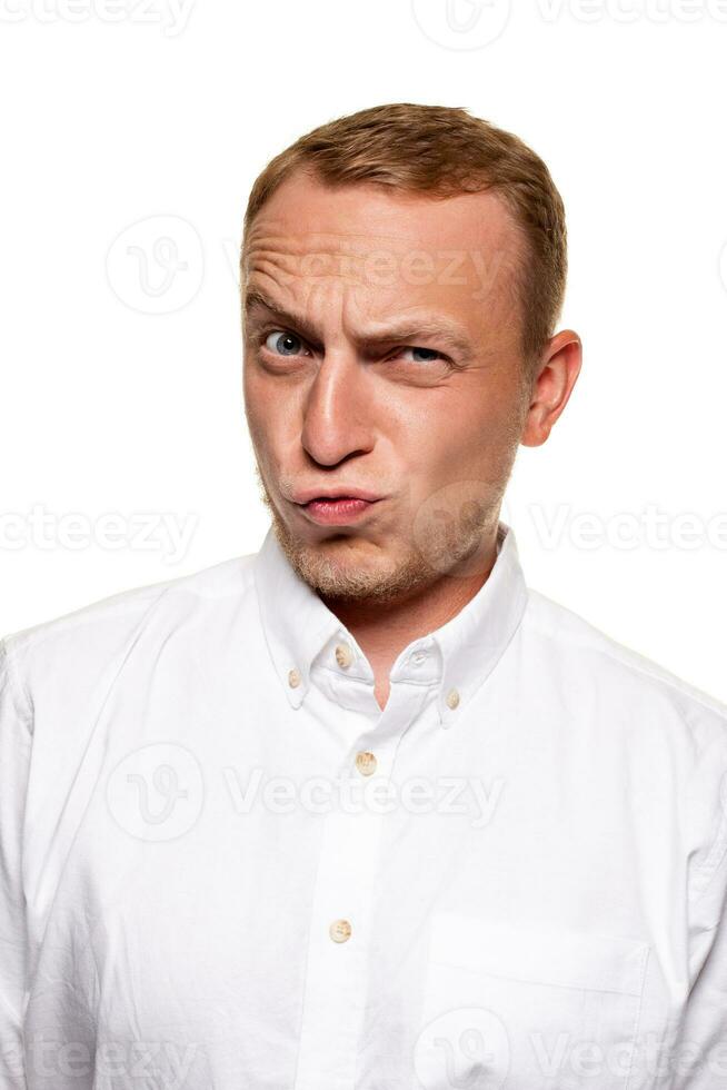 bonito jovem loiro homem dentro uma branco camisa, isolado em uma branco fundo foto