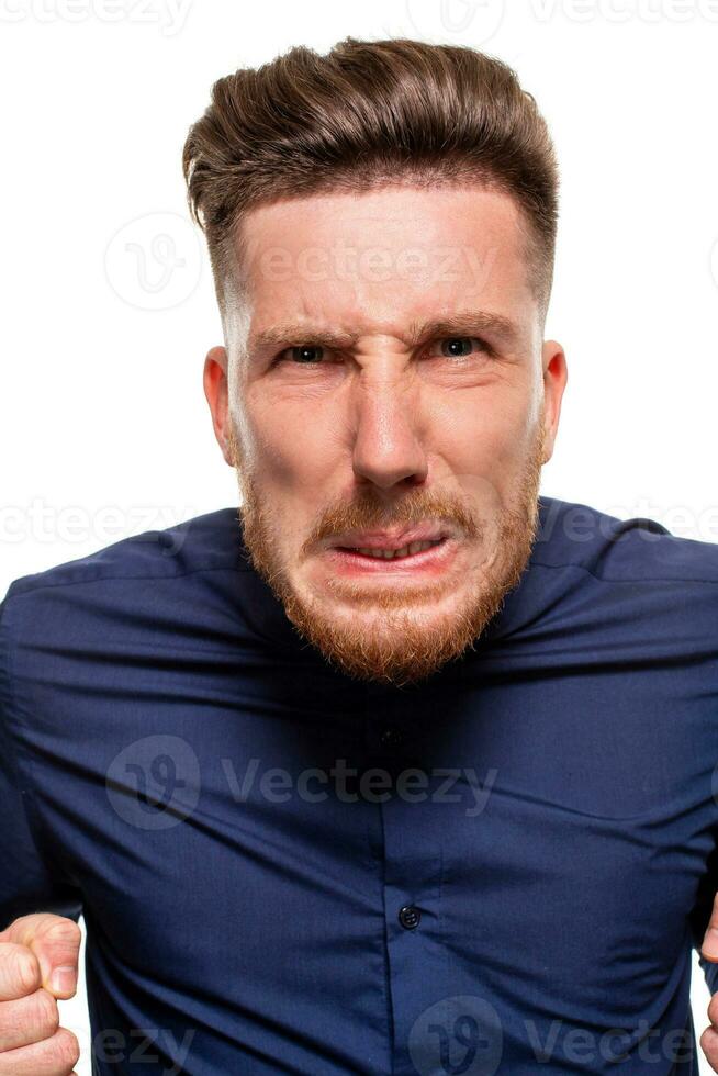 atraente jovem homem vestindo azul camisa, isolado sobre uma branco fundo. foto