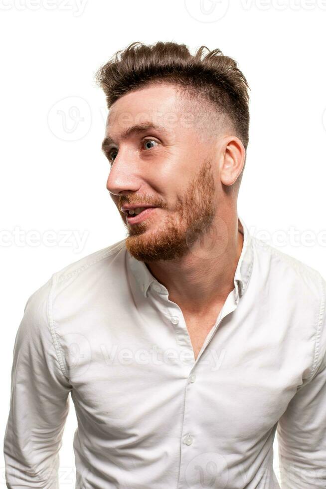 estúdio foto do uma boa aparência homem dentro uma branco camisa, isolado sobre uma branco fundo