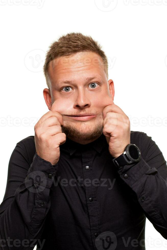 fechar acima retrato do uma confiante, loiro, bonito jovem homem vestindo Preto camisa, isolado em branco fundo foto