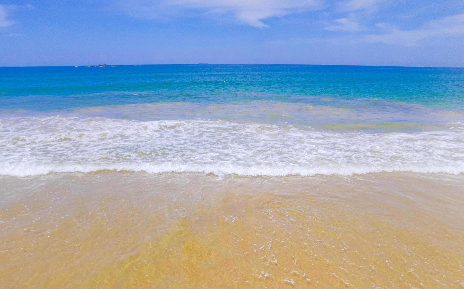 panorama da bela paisagem ensolarada da praia de bentota em sri lanka. foto