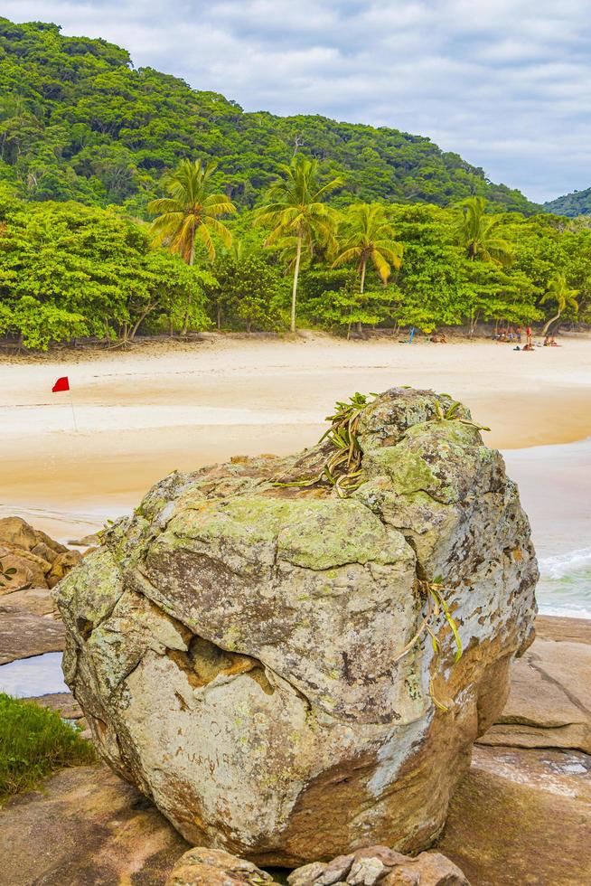 rochas pedregulhos praia lopes mendes praia ilha grande island brasil. foto