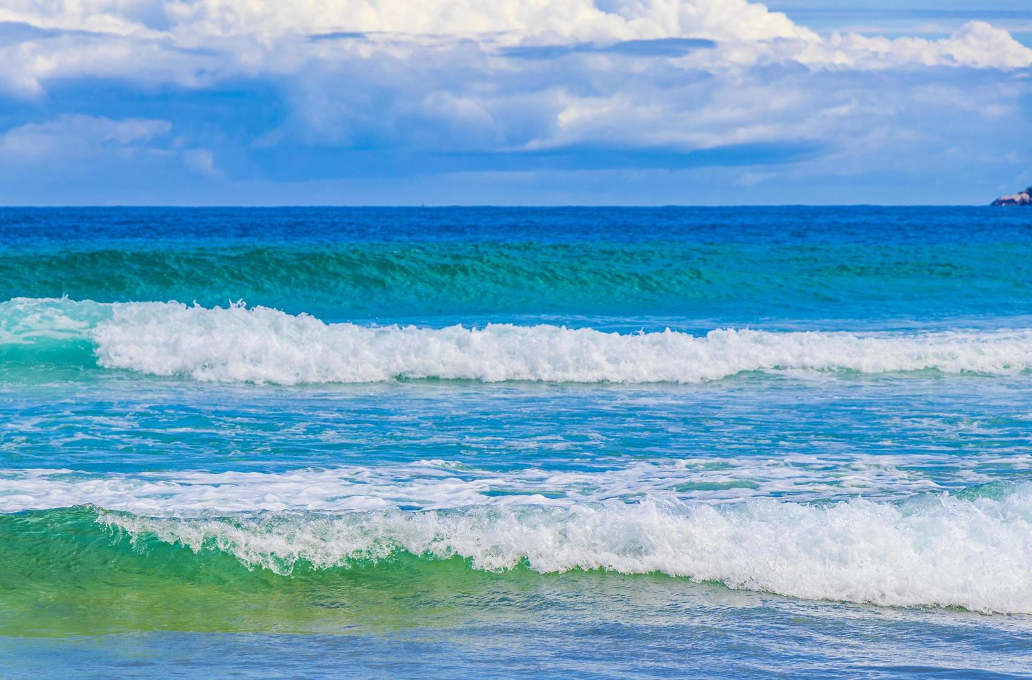 ondas fortes praia lopes mendes praia ilha grande island brasil. foto