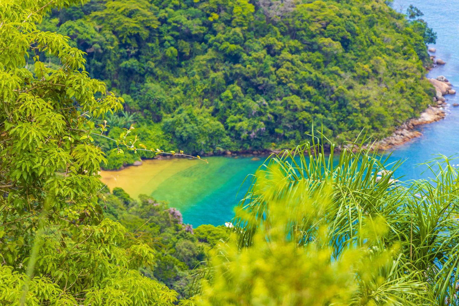 lagoa verde na ilha grande abraao beach panorama brazil. foto