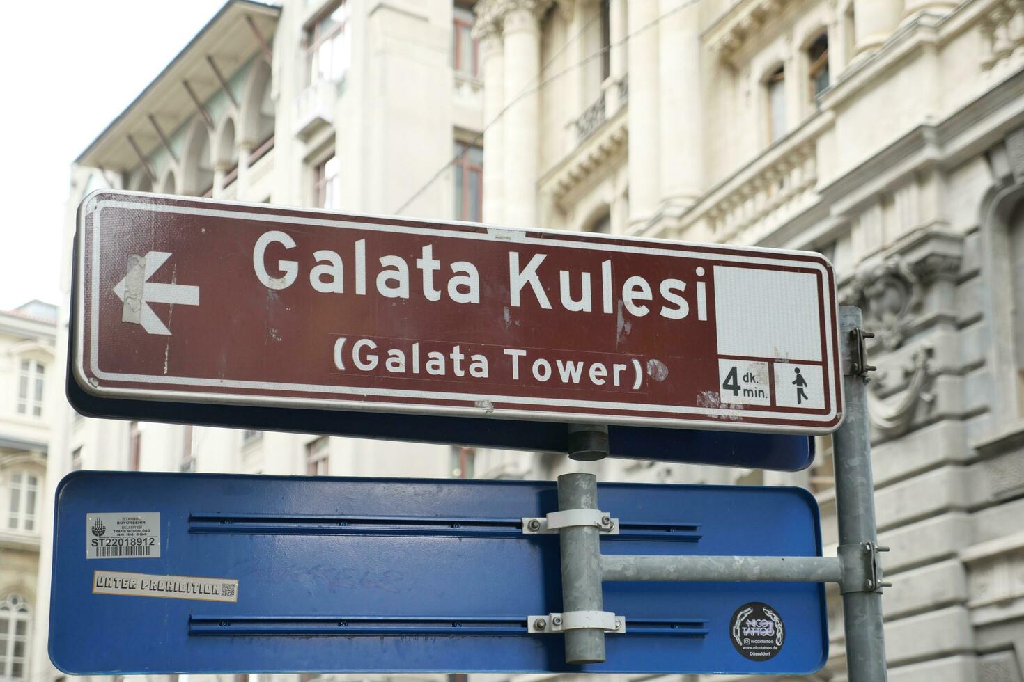 Peru Istambul 19 Junho 2023. galataport torre placa dentro ocupado rua foto