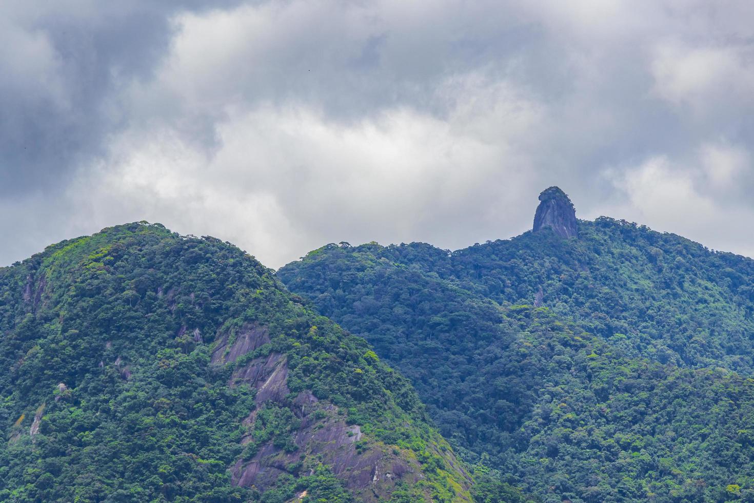 abraao montanha pico do papagaio com nuvens ilha grande brazil. foto