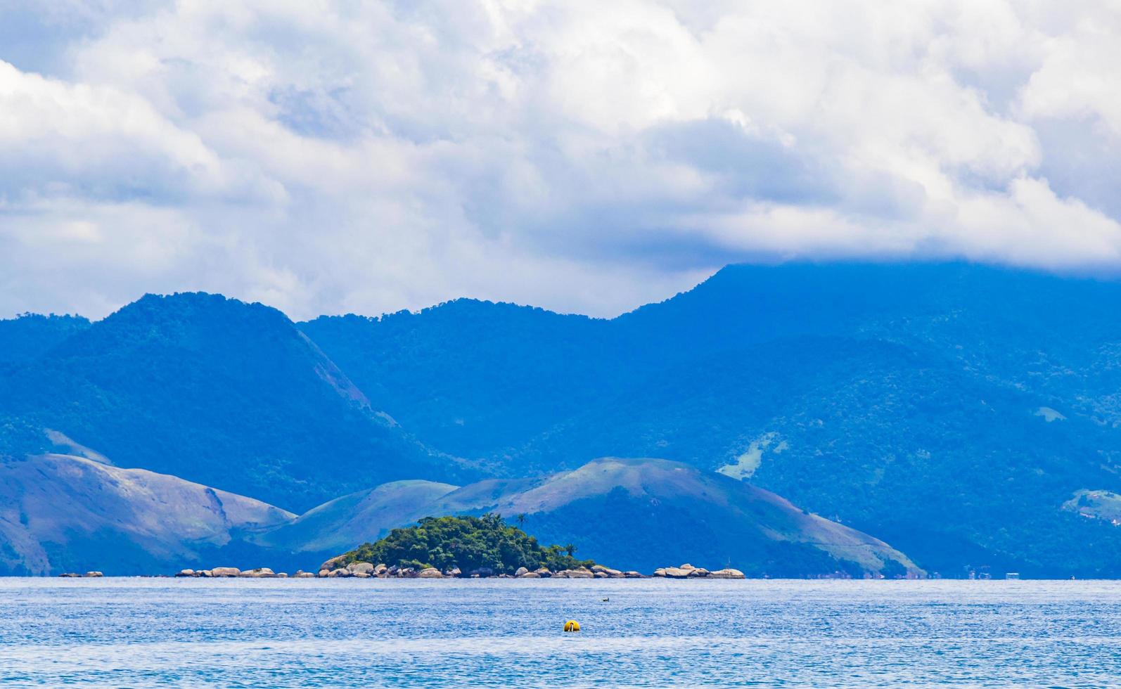 ilhas tropicais na ilha grande em angra dos reis brasil. foto