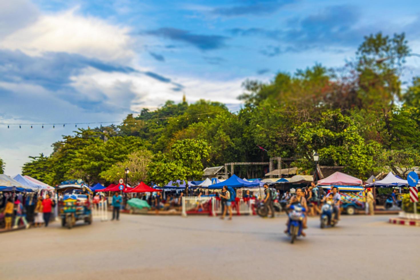 luang prabang, laos 2018 - estrada colorida típica e paisagem urbana da cidade velha de luang prabang, laos foto