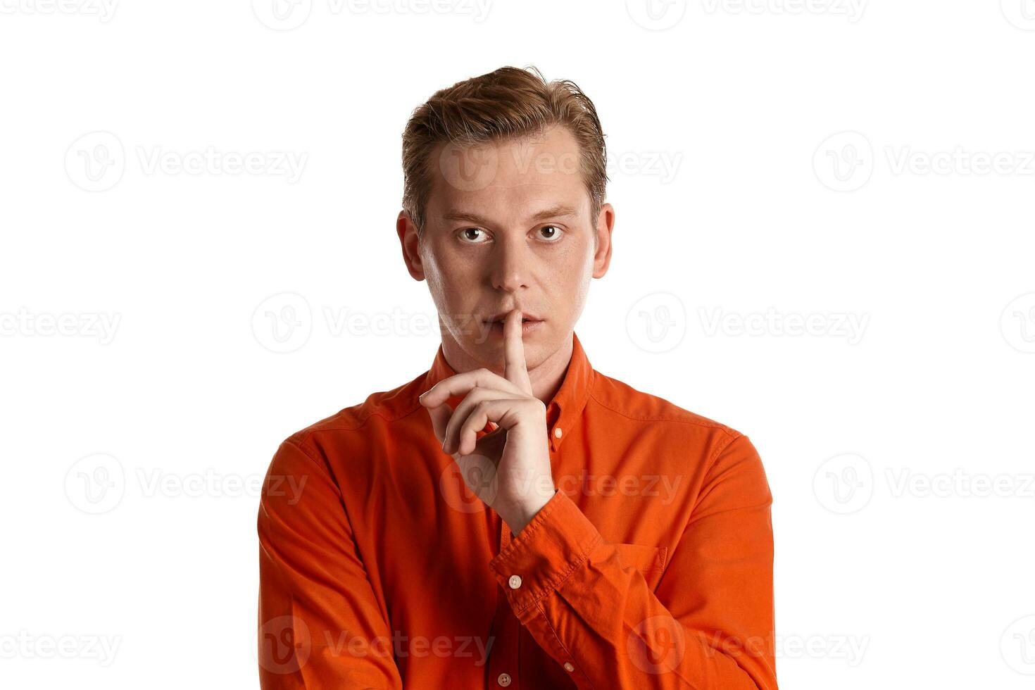 fechar-se retrato do uma gengibre cara dentro laranja camisa posando isolado em branco fundo. sincero emoções. foto