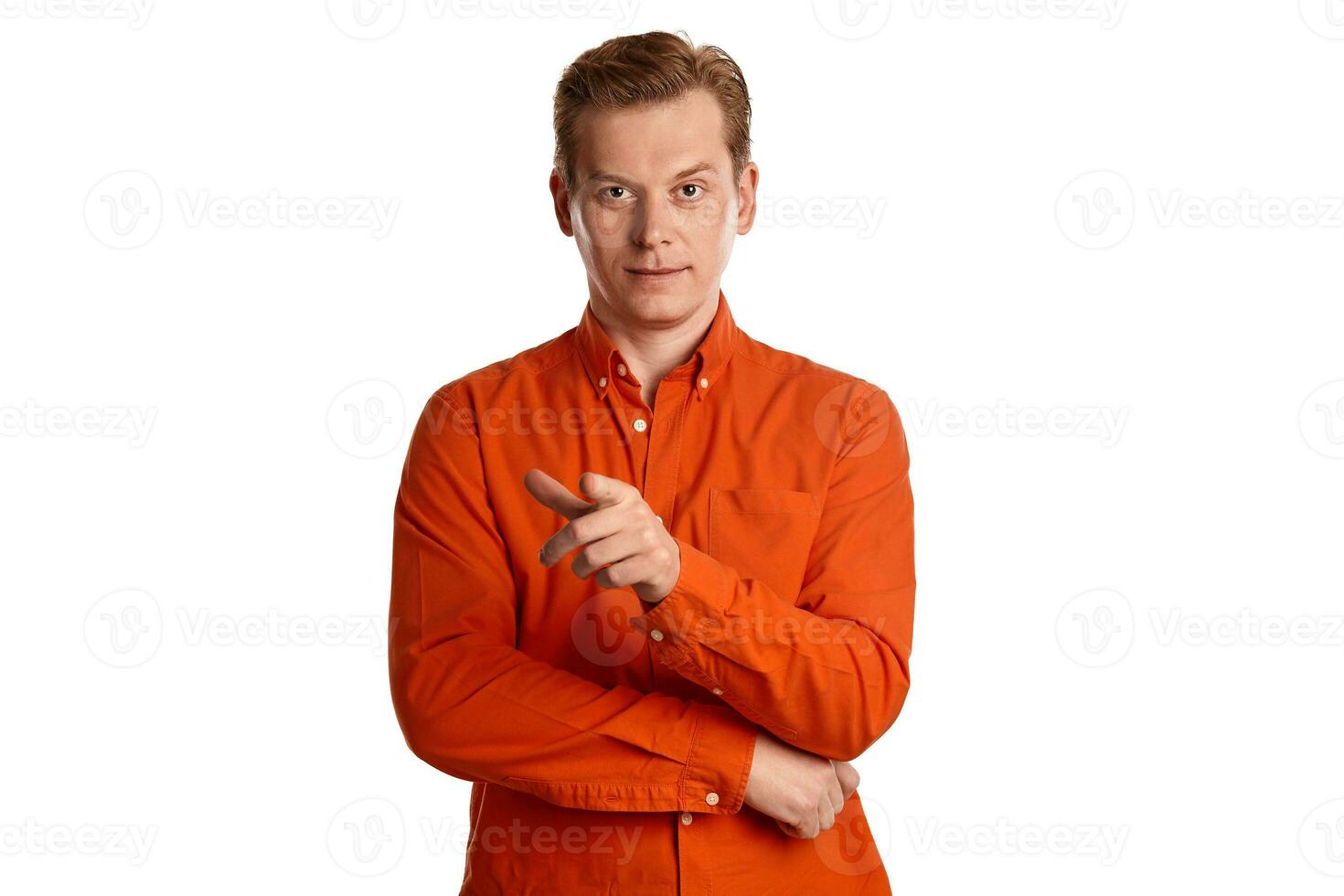 fechar-se retrato do uma gengibre cara dentro laranja camisa posando isolado em branco fundo. sincero emoções. foto