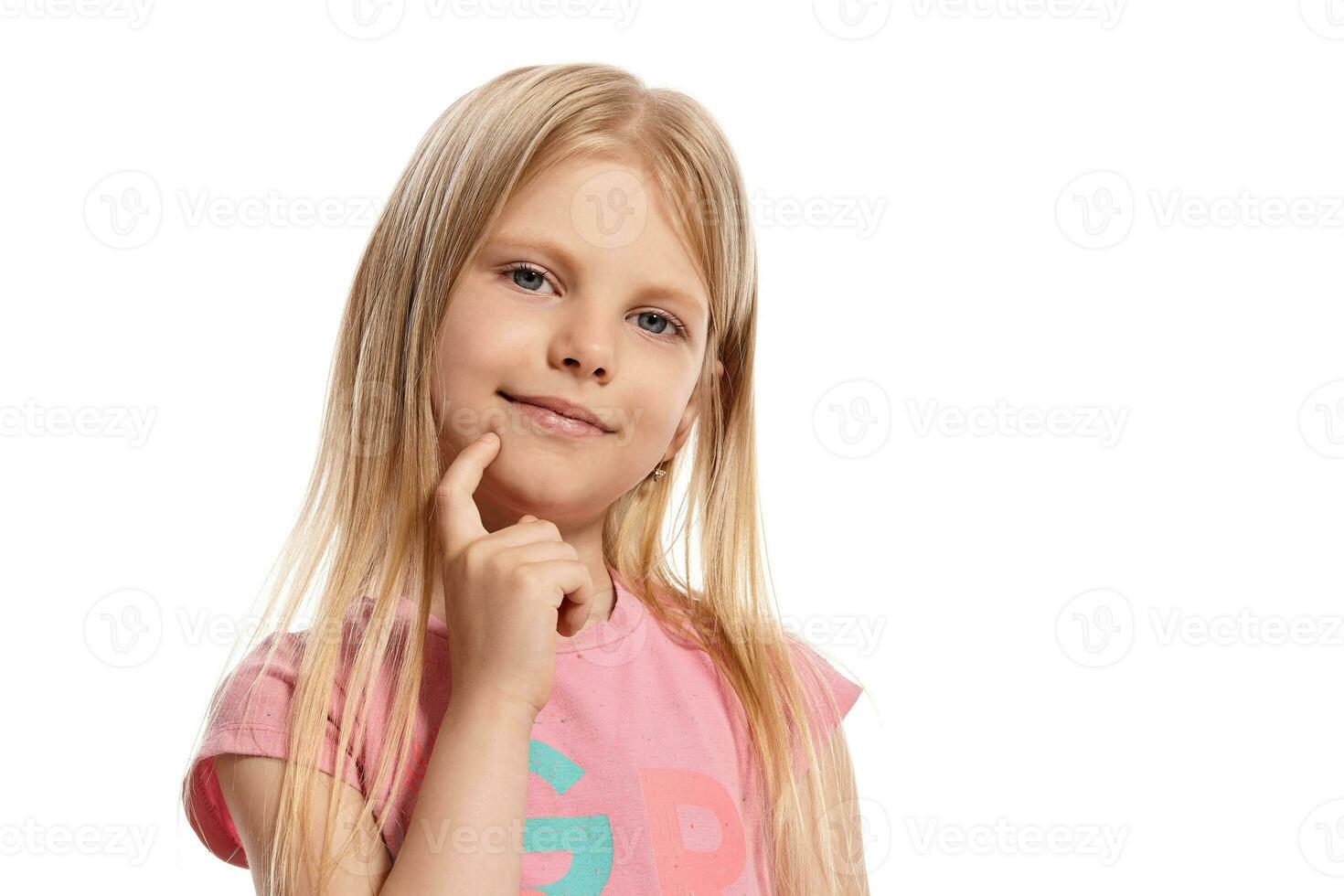 fechar-se retrato do uma agradável Loiras pequeno criança dentro uma Rosa camiseta posando isolado em branco fundo. foto