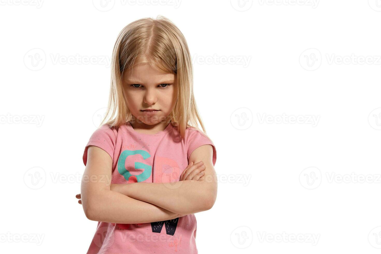 fechar-se retrato do uma agradável Loiras pequeno criança dentro uma Rosa camiseta posando isolado em branco fundo. foto