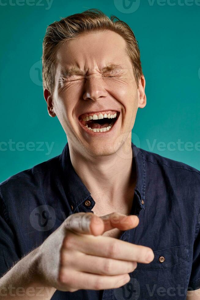 fechar-se retrato do uma gengibre cara dentro marinha camiseta posando em azul fundo. sincero emoções. foto