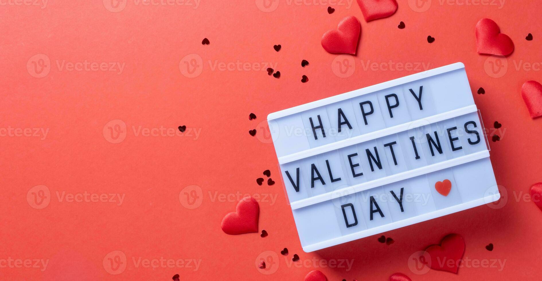 carta borda com palavras feliz dia dos namorados dia em vermelho fundo foto