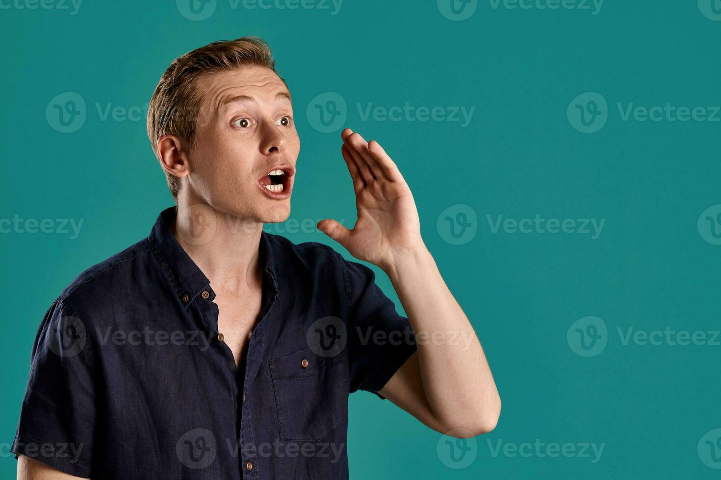 fechar-se retrato do uma gengibre cara dentro marinha camiseta posando em azul fundo. sincero emoções. foto