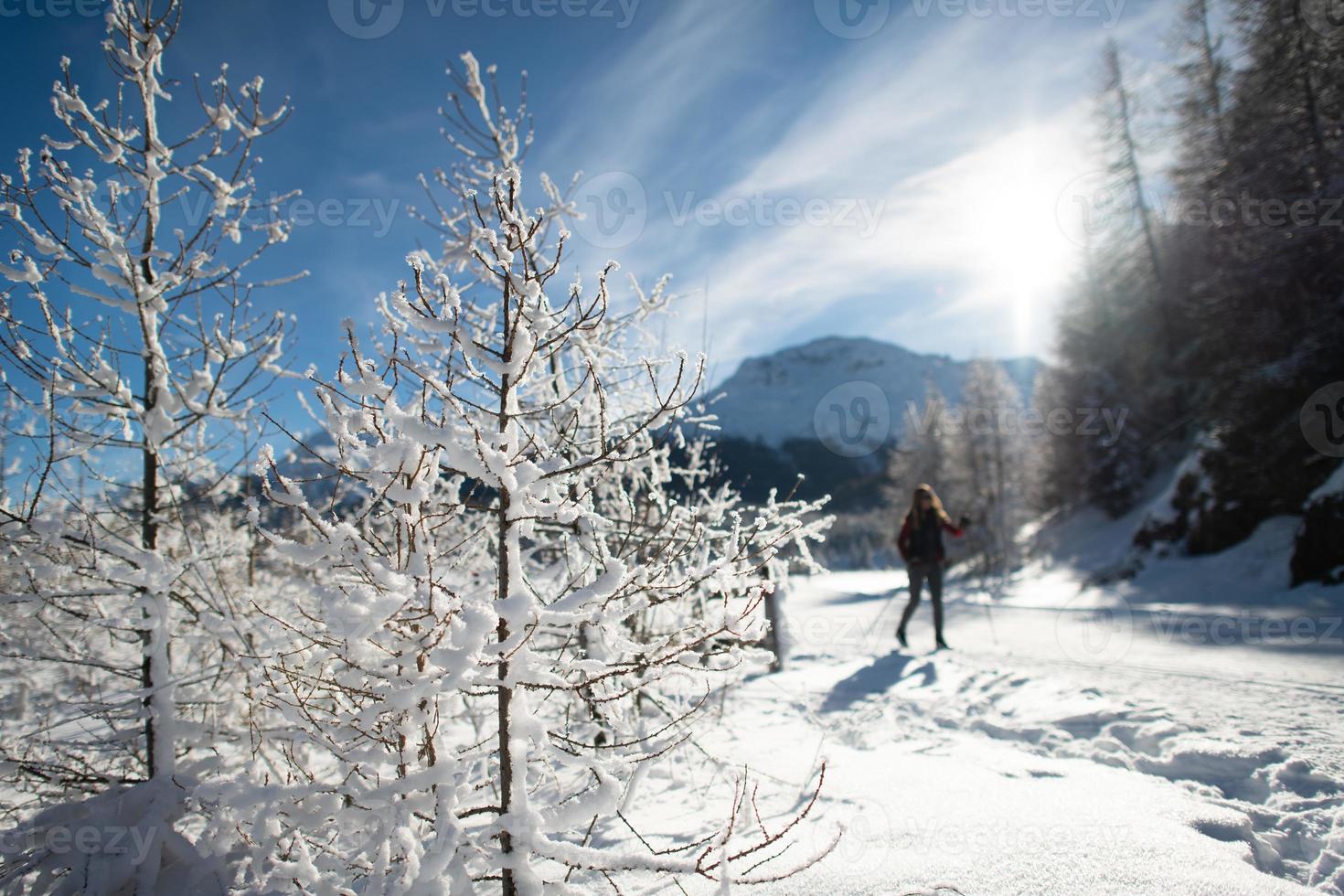 neve branca perto da pista de esqui nórdica foto