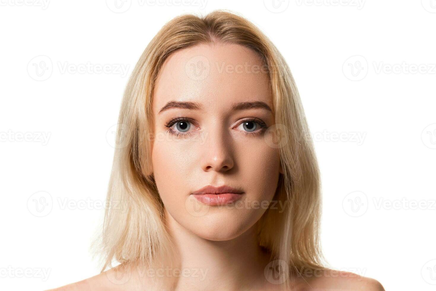 jovem Loiras mulher sem Maquiagem em branco fundo foto