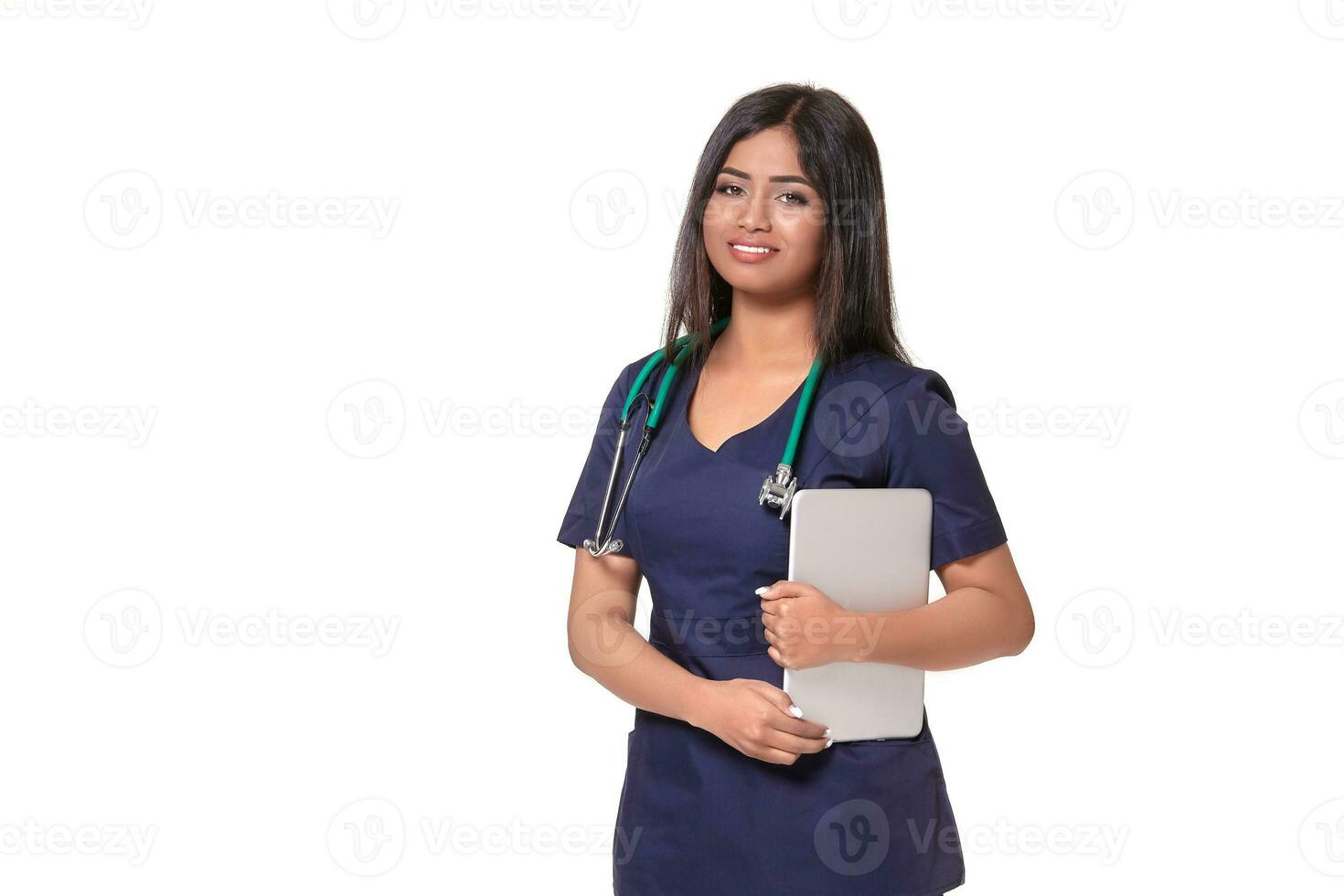 retrato do jovem indiano médico mulher com estetoscópio por aí pescoço isolado em branco fundo foto