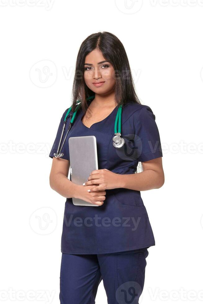 retrato do jovem indiano médico mulher com estetoscópio por aí pescoço isolado em branco fundo foto