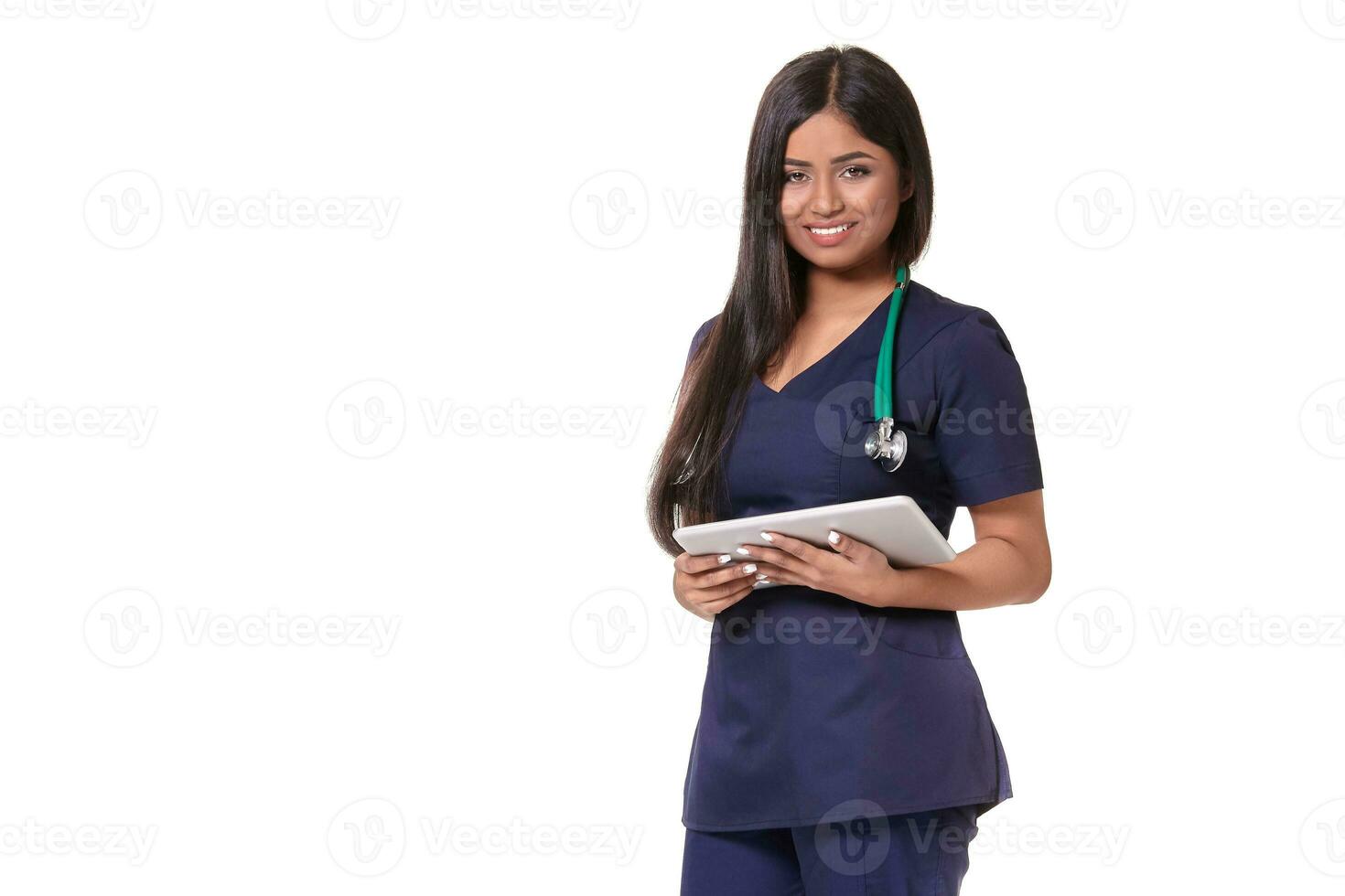 jovem bonita médico com uma estetoscópio e uma médico história dentro dela braços foto