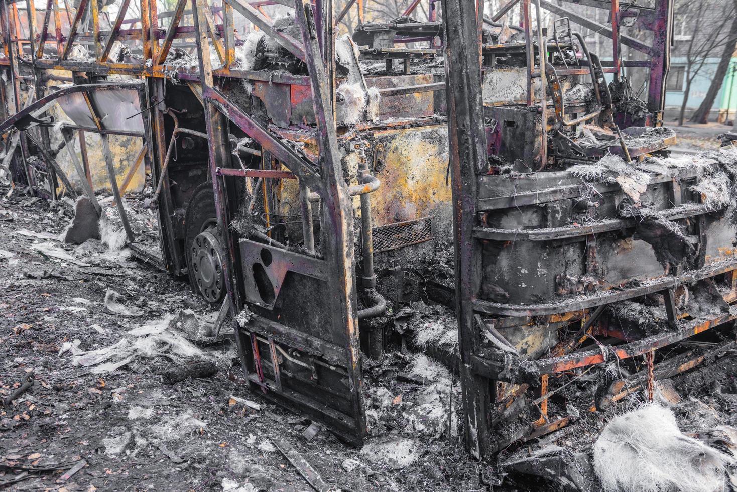 ônibus queimado é visto na rua após pegar fogo durante a viagem, após incêndio foto