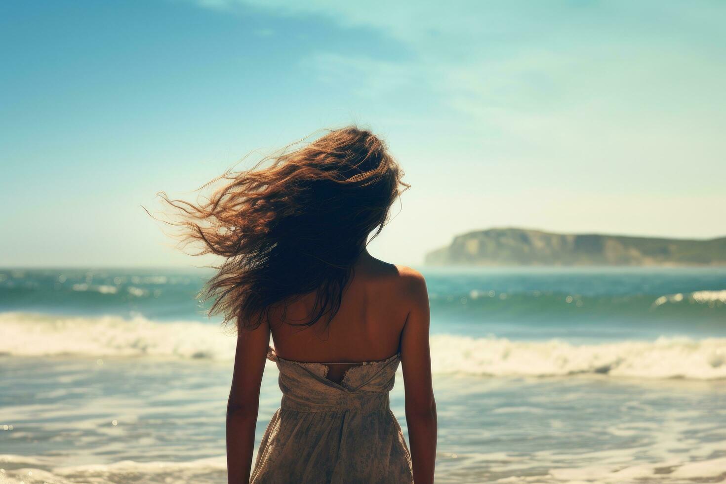 ai gerado jovem mulher sentado em a Beira do penhasco e olhando às a mar, uma mulher desfrutando a Visão às a de praia ou oceano, ai gerado foto