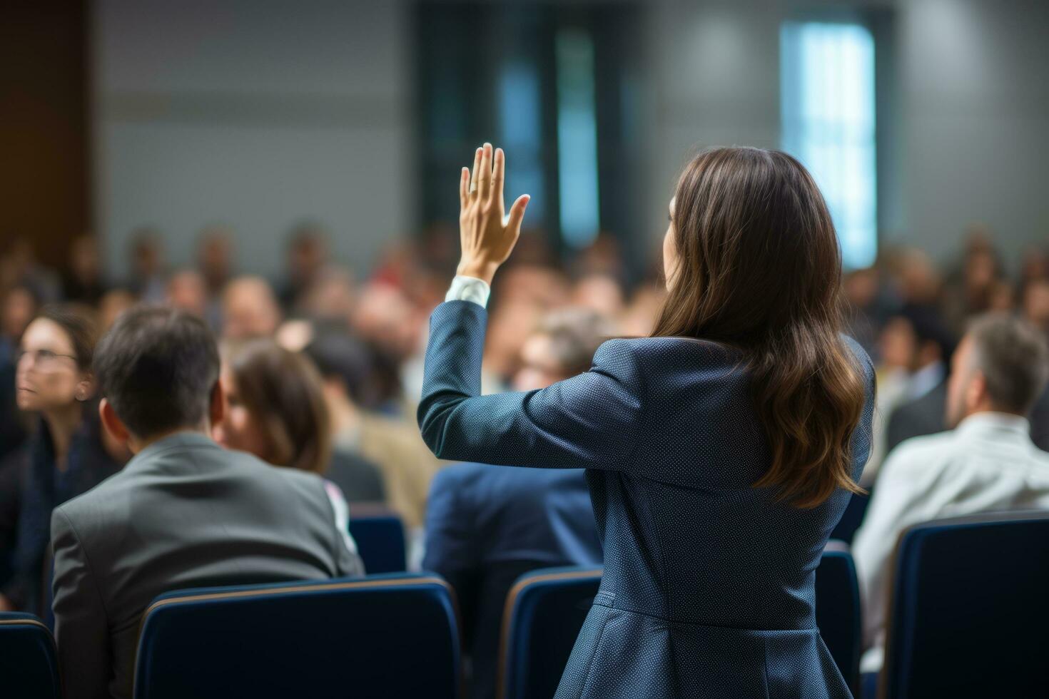 ai gerado uma empresária dentro uma conferência olhando às a público levantando dela mão foto