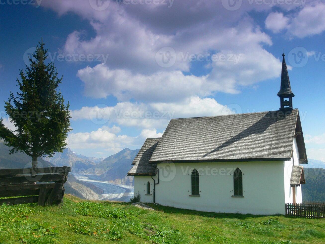 uma branco Igreja com uma campanário foto