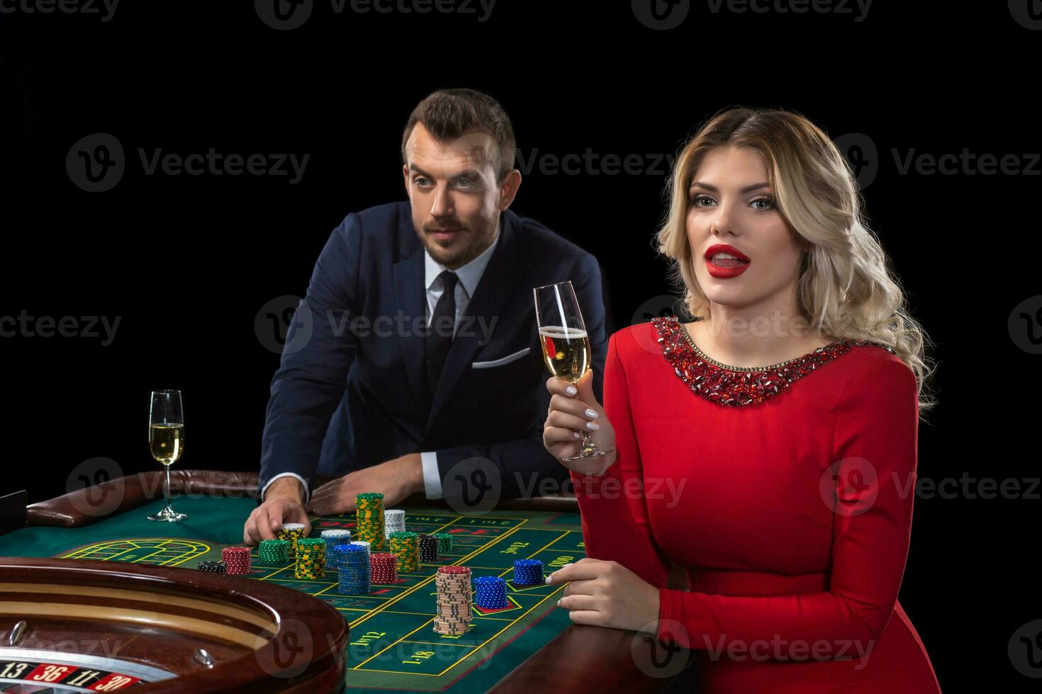 uma lindo jovem mulher e uma homem estão sentado às uma roleta mesa. casino. foto