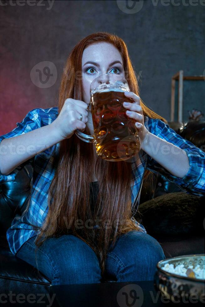 jovem mulher esporte ventilador assistindo Combine bebendo Cerveja foto
