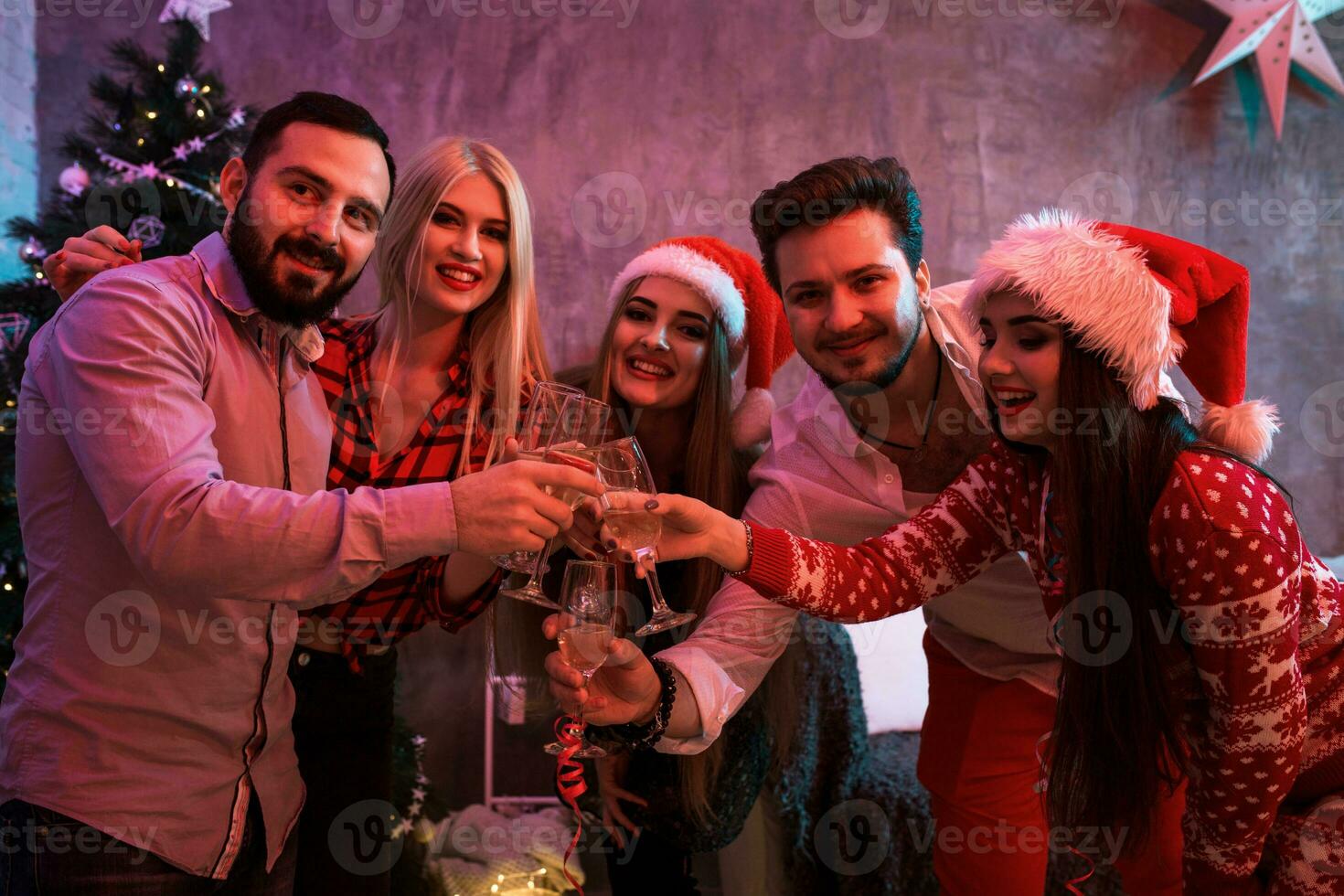 jovem pessoas com óculos do champanhe às Natal festa foto