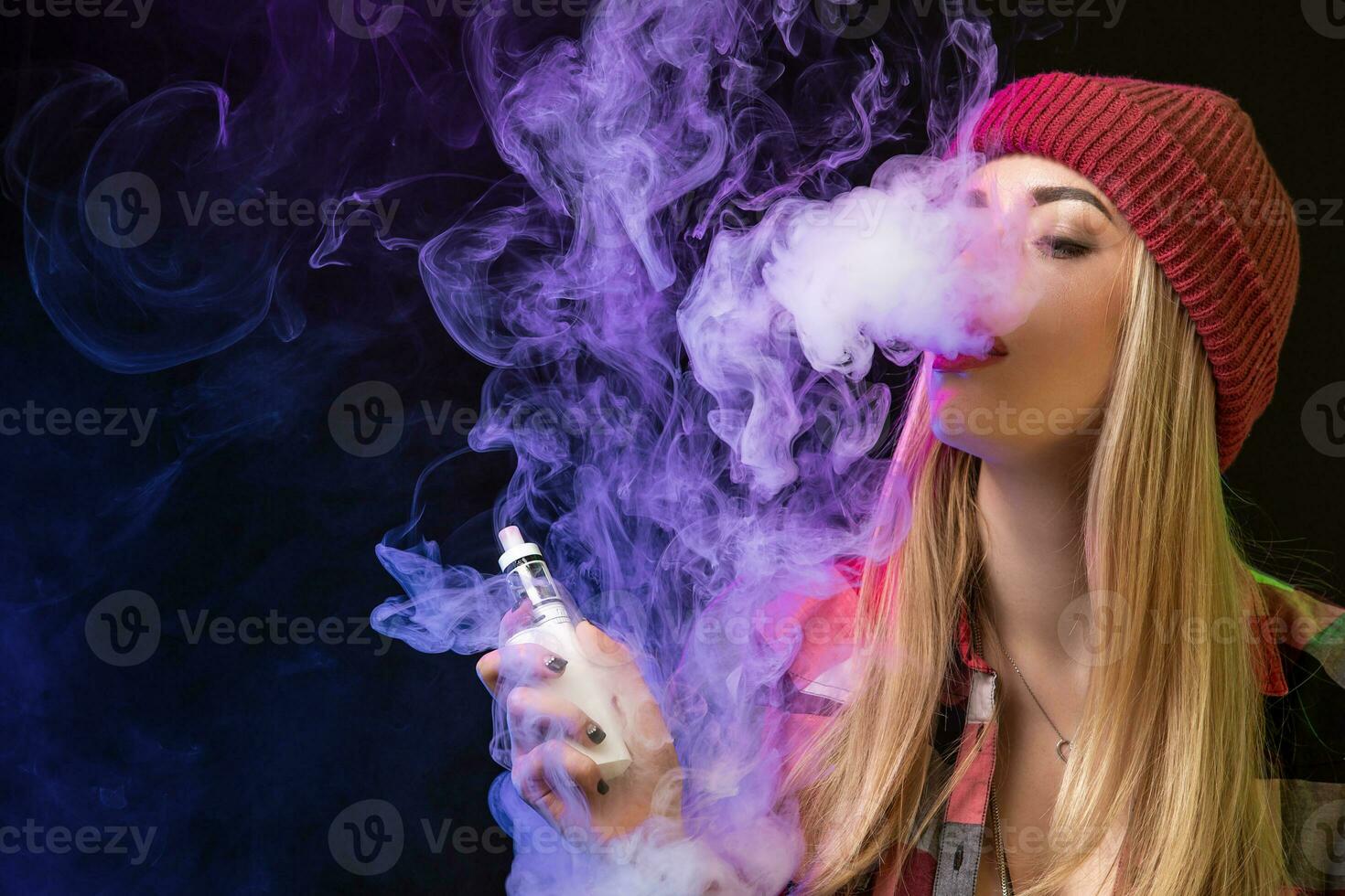 Cigarro eletrônico garota. jovem hipster mulher vape e-cig em estúdio em Preto fundo. hip-hop estilo. fechar acima. foto