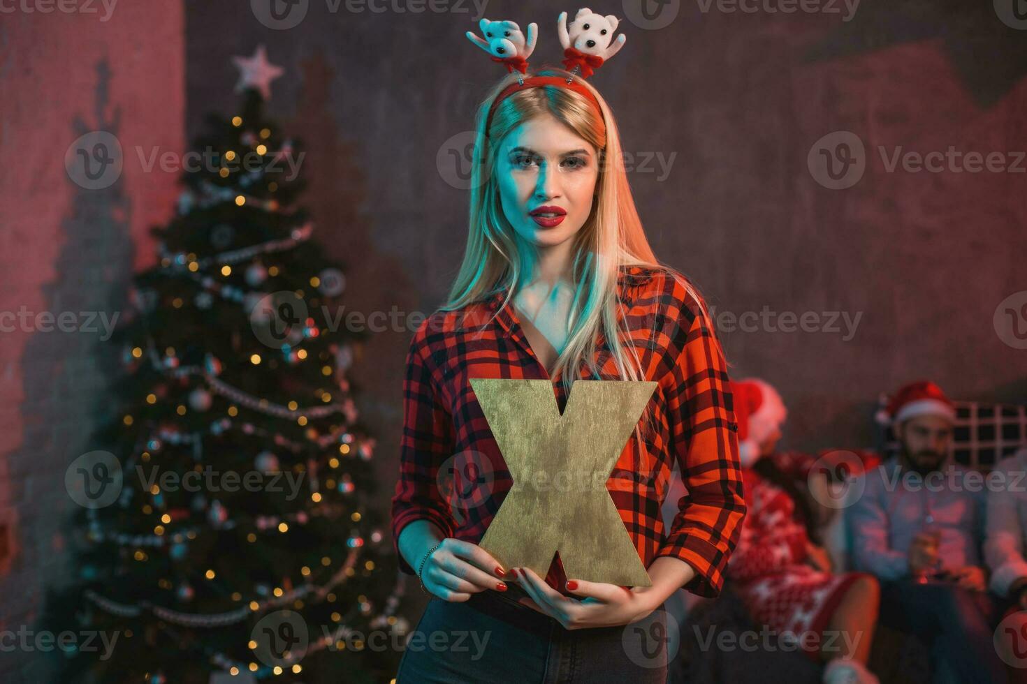 Natal, natal, Novo ano, inverno, felicidade conceito - sorridente mulher dentro santa ajudante chapéu com uma de madeira carta x. foto