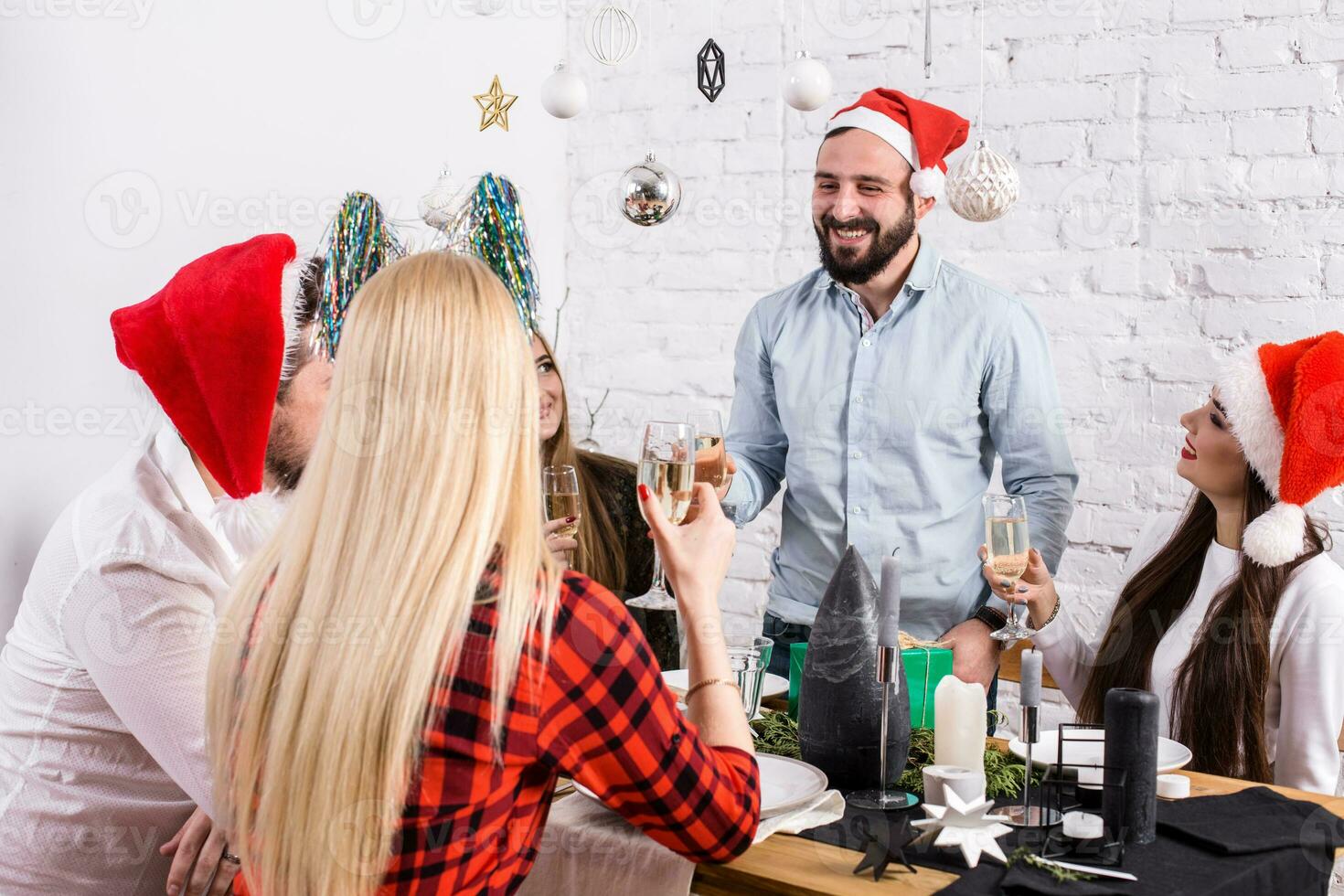 Natal festa alegre amigos às tendo beber e Diversão foto