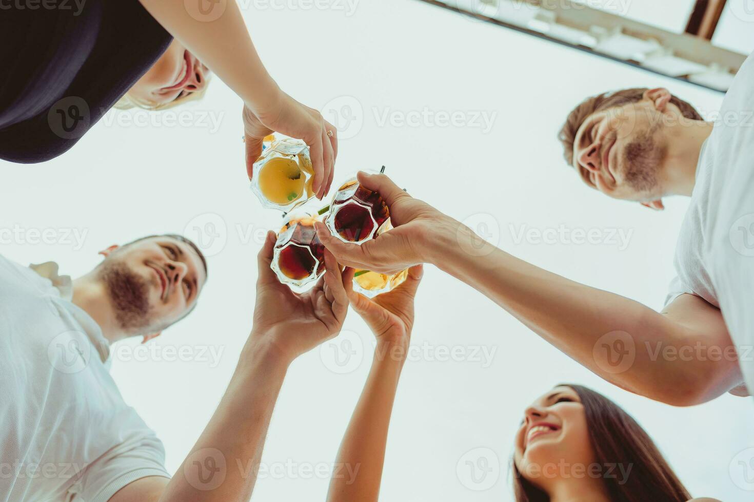 amigos tendo Diversão às a Barra ao ar livre, bebendo coquetéis. foto