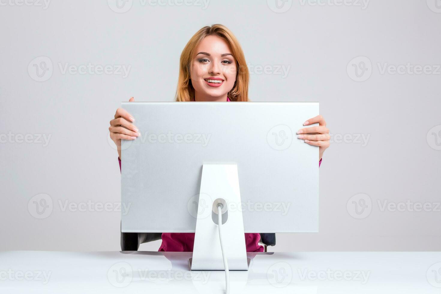 jovem mulher sentado dentro a mesa e usando computador foto
