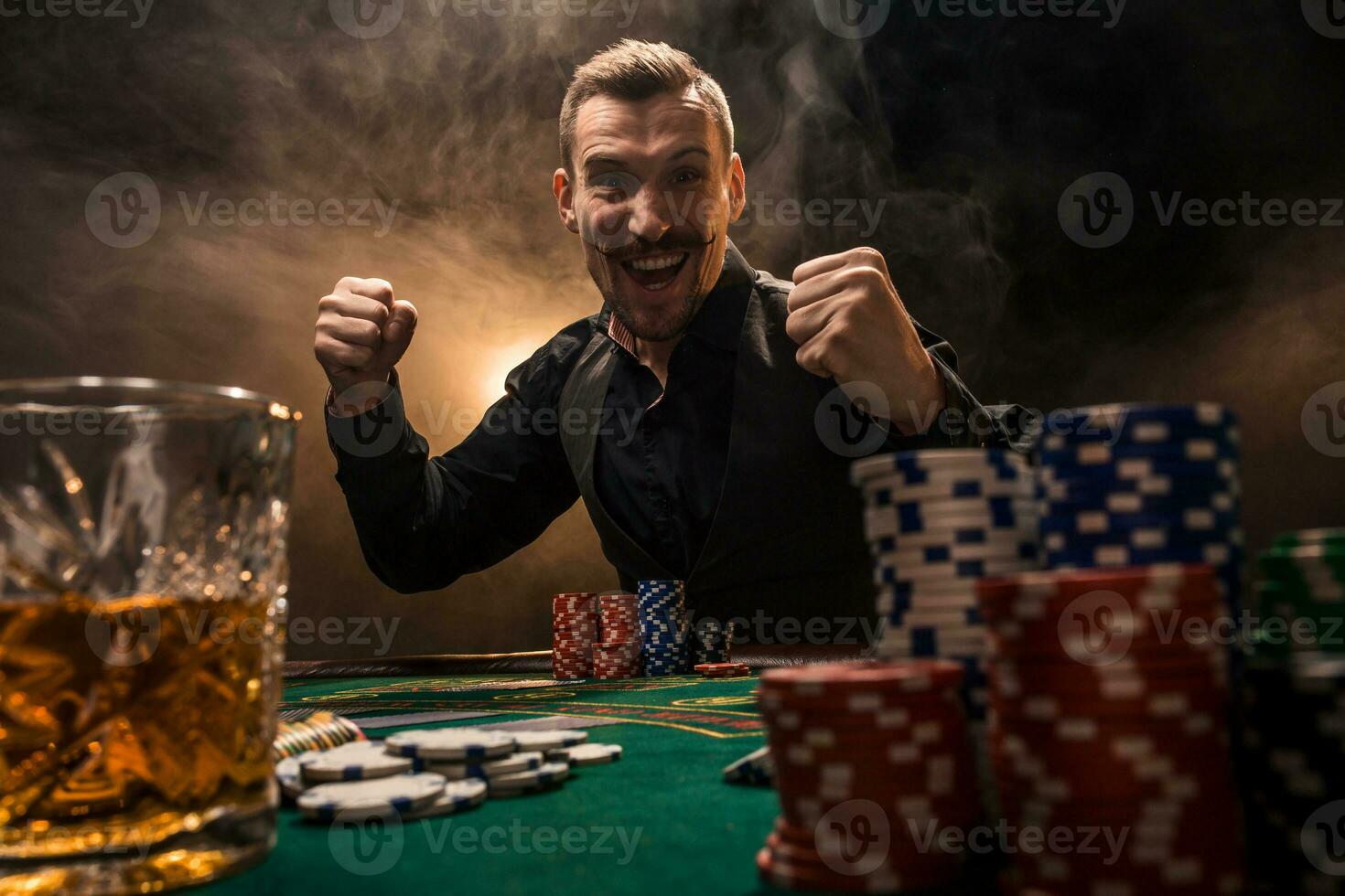 jovem bonito homem sentado atrás pôquer mesa com cartões e salgadinhos foto
