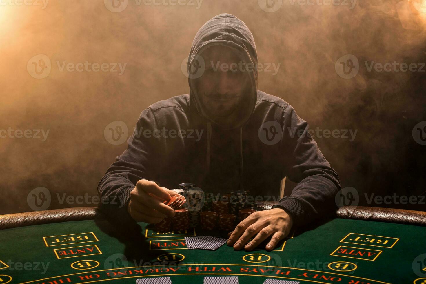 retrato do uma profissional pôquer jogador sentado às pôquer mesa foto